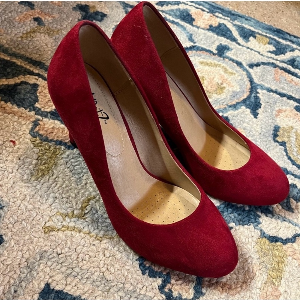 Size 10 Y-Not women’s high-heeled dress pumps